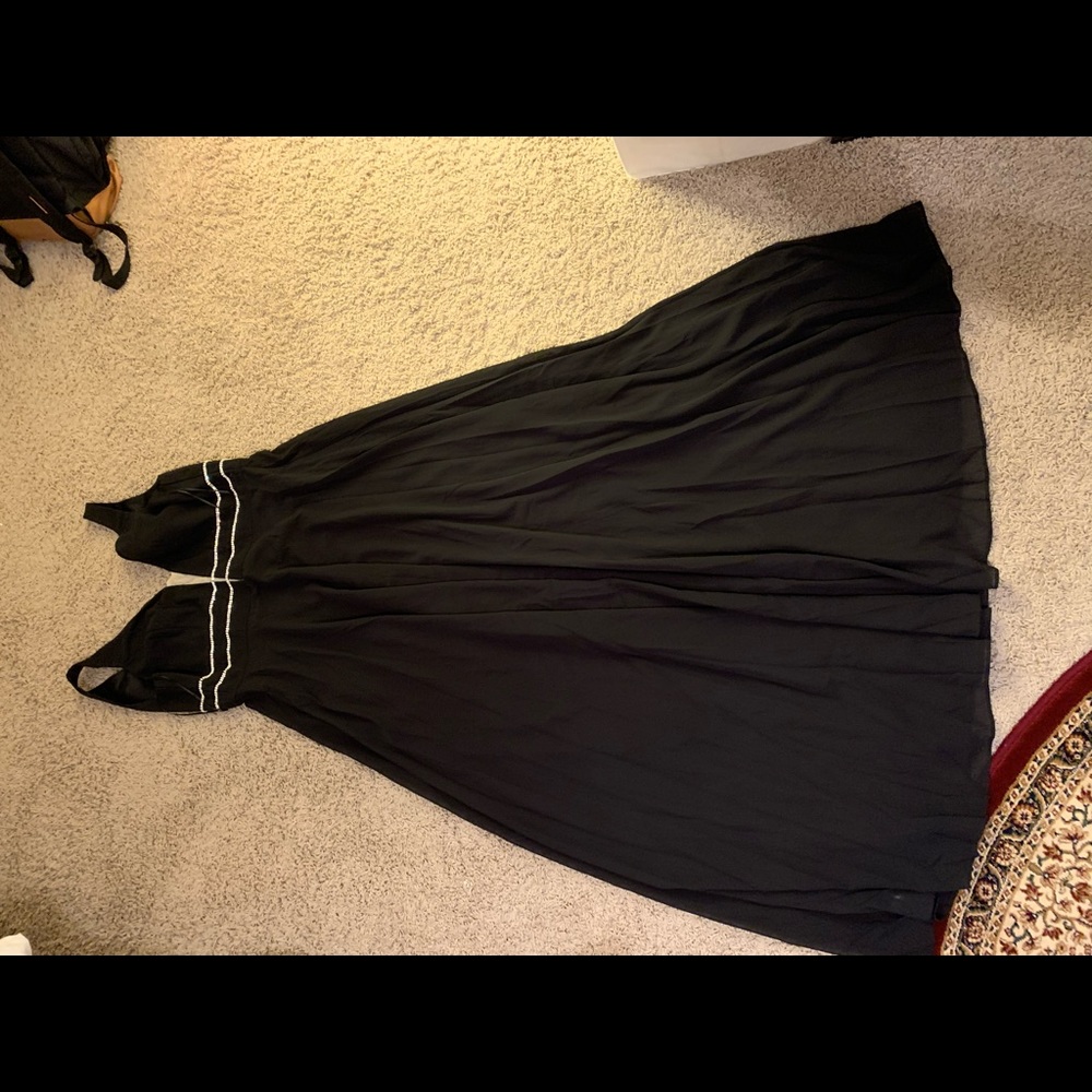 In the middle of shins maxi gown- black